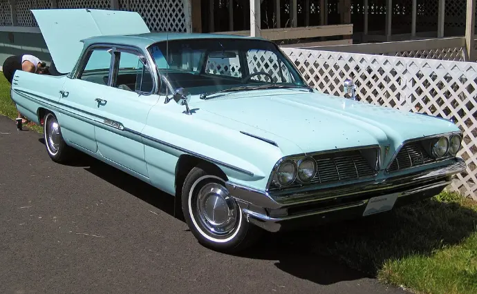 Photo of 1961 Pontiac Start Chief 4-Door Sedan, light blue, front right quarter; Photo credit: JOHN LLOYD from Concrete, Washington, United States, cropped by uploader Mr.choppers, CC BY 2.0, via Wikimedia Commons