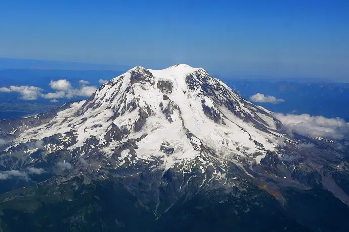 Photo of Tahoma (Mount Rainier) aerial view from the west; Photo credit: Stan Shebs, CC BY-SA 3.0,  via Wikimedia Commons